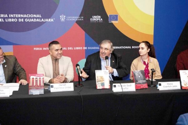 Colección Rumbo al Bicentenario abrió sus páginas en la FIL